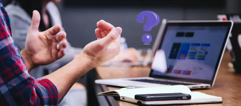 فريق متنوع من المهنيين الصينيين والغربيين لديهم مكالمة فيديو واضحة ومثمرة.