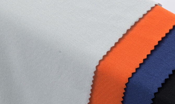 طبقة مسطحة من ثلاثة أقمشة داخلية مختلفة: حرير متلألئ ، ألياف دقيقة ناعمة ، ومعيزة ناعمة.