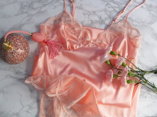 صورة مقربة لثوب الملابس الداخلية الحريرية الفاخرة.