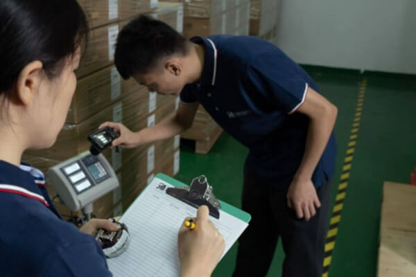 خبير في مراقبة الجودة في بيئة مصنع نظيفة يتفقد بدقة لباس الملابس الداخلية عالية الجودة.