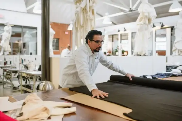 كومة أصغر منظمة من ملابس الملابس الداخلية النهائية ، تمثل MOQ معقولة.