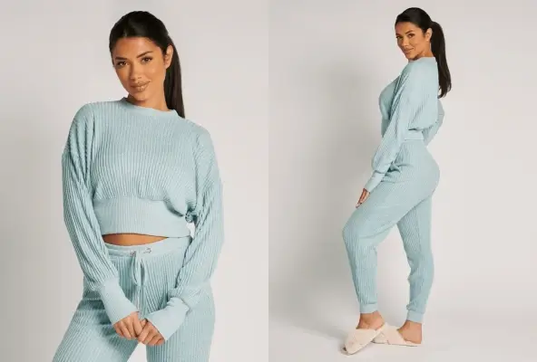 Eine Frau, die bequem zu Hause in einem schicken, nahtlosen, gerippten Strick -Loungewaren -Set liegt.