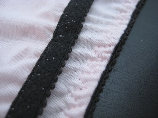 صورة عن قرب تُظهر الملمس الناعم الفخم في الجزء الداخلي من النطاق السفلي من حمالة الصدر.