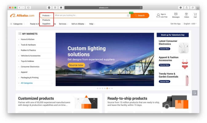 Uma pessoa que usa um laptop para navegar em uma plataforma de fornecimento B2B como o Alibaba.